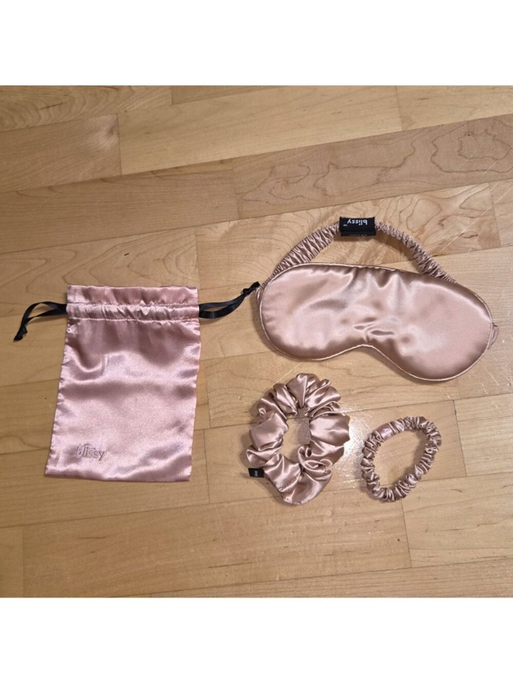 New (No Box) BLISSY 100% mulberry silk Sleep Mask, 2 scrunchies, & Travel Pouch - Picture 2 of 5